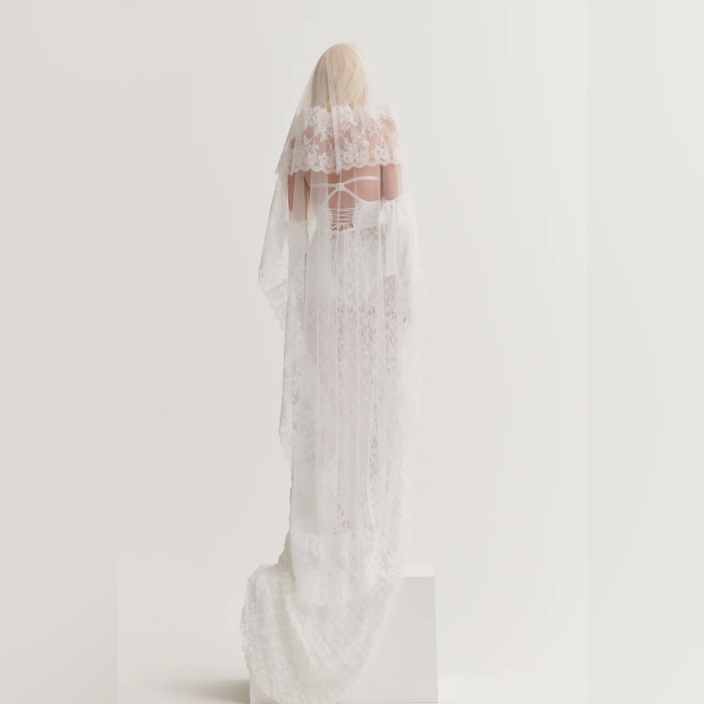 Elegant White Lace Bridal Veil - for love & lemons blossom veil - Picture 3 of 3